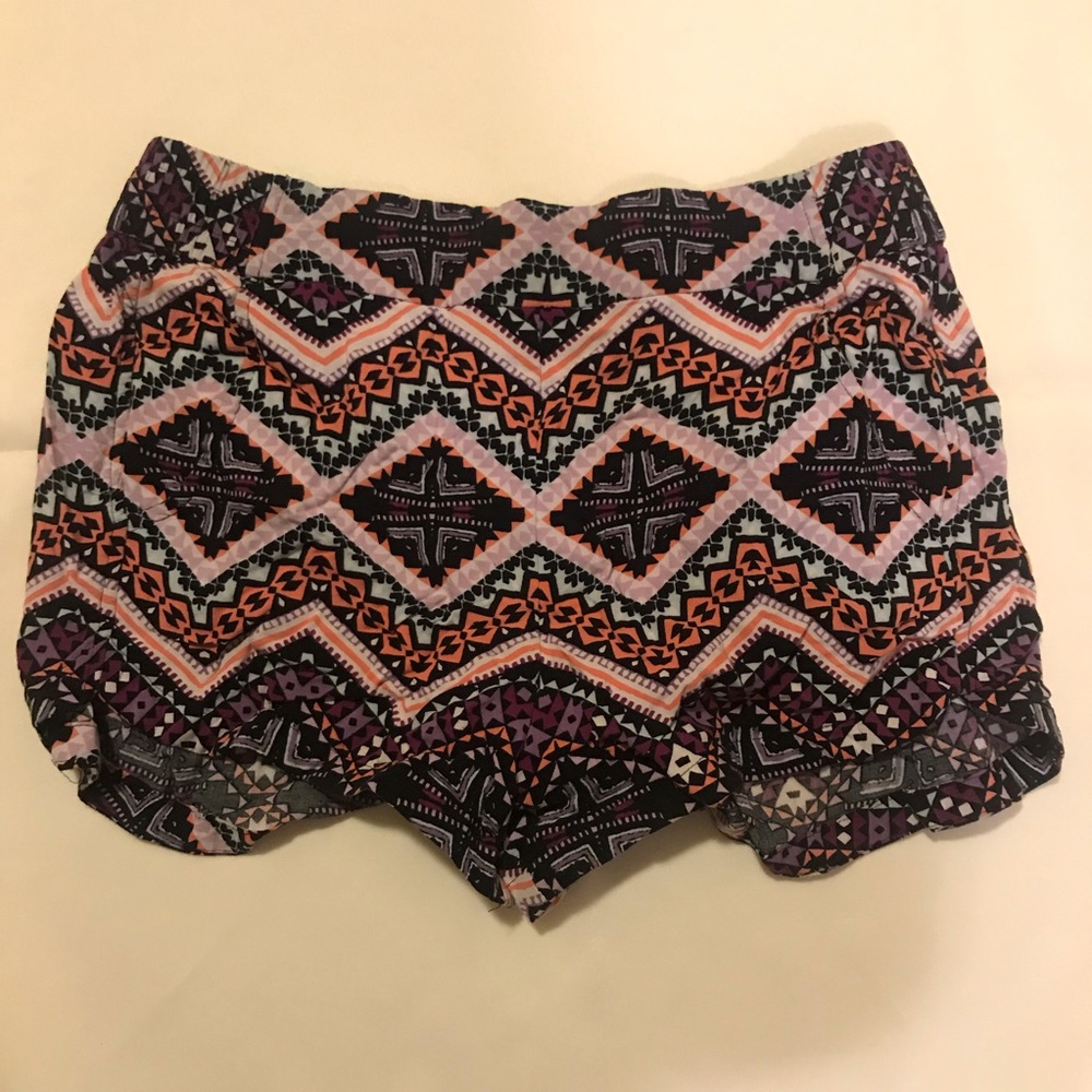 Lightweight geometric shorts